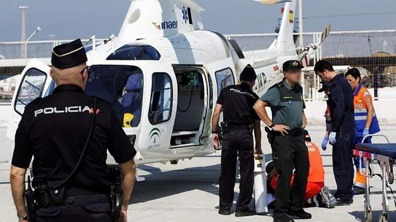 Un helicóptero del 061 momentos antes de trasladar desde el puerto de Motril a un hospital de Granada al niño de 10 años que ha sufrido una parada cardiorrespiratoria  