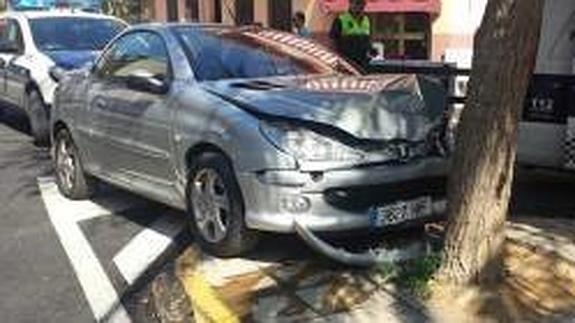 Empotra su coche contra un árbol y lo abandona porque perdía el avión