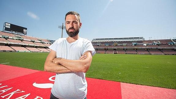 José Luis Sánchez Maldonado posa el Estadio del Nuevo Los Cármenes, escenario que le ha servido de inspiración para dirigir el documental Cuero y Tinta 