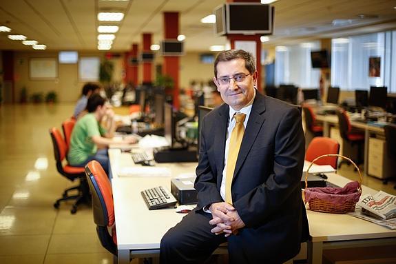 El presidente de la Diputación de Granada, José Entrena, sentado sobre una de las mesas de la redacción durante la visita que hizo a las instalaciones de IDEAL para la entrevista.