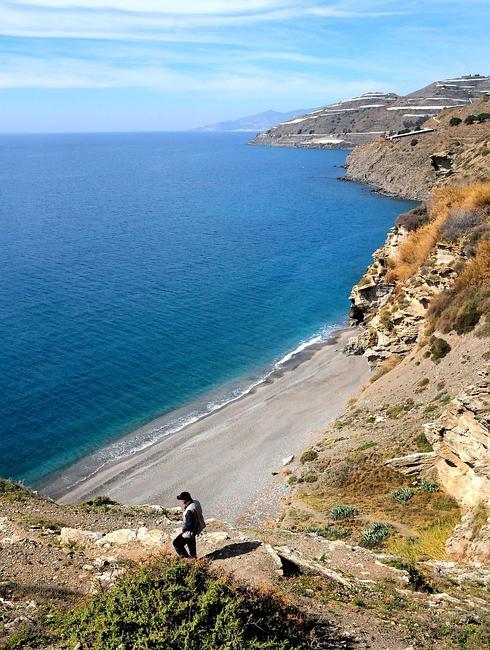 La playa del Ruso, bajo los acantilados de la Contraviesa.