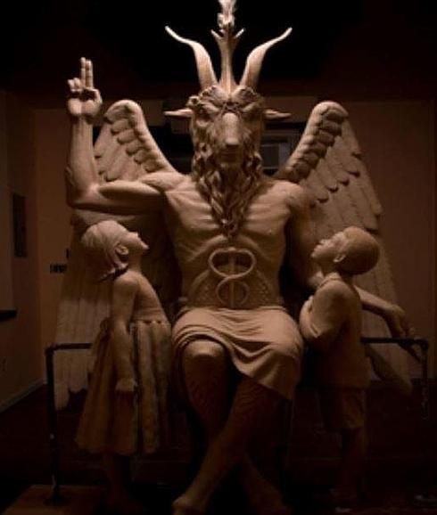 Estatua de Baphomet erigida por Templo Satánico en Detroit.