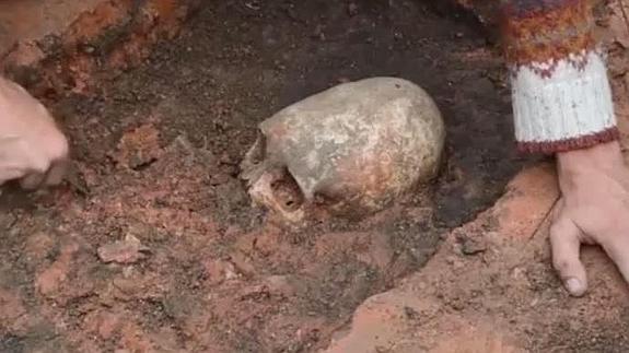 Hallan un esqueleto del siglo II con un extraño cráneo que recuerda a un alienígena