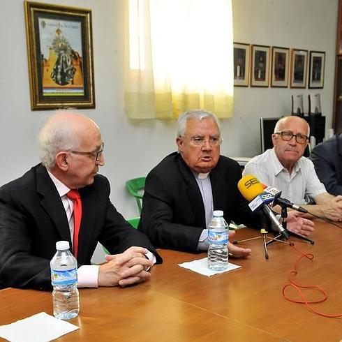 Ramón del Hoyo, en el centro, durante la rueda de prensa. 