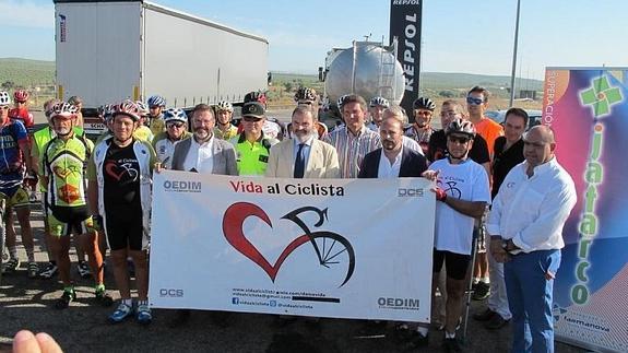 La asociación 'Vida al ciclista' inicia una campaña para concienciar a los conductores