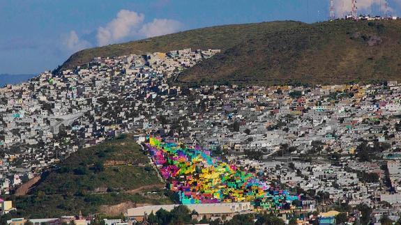 La genial obra multicolor de unos artistas mexicanos en una barriada deprimida