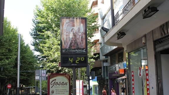 El termómetro de la esquina de Roldán y Marín con el Paseo de la Estación marcaba a la sombra 42º centígrados. 