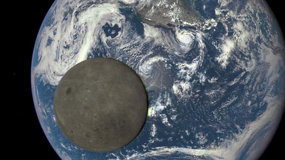 La NASA consigue la foto más "épica" de la Luna cruzando la Tierra