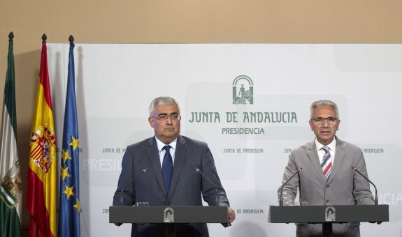 Ramírez de Arellano , junto al portavoz del Ejecutivo andaluz, Miguel Ángel Vázquez.