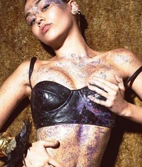 Miley Cyrus, desnuda y desfasada junto a su novia en una fiesta
