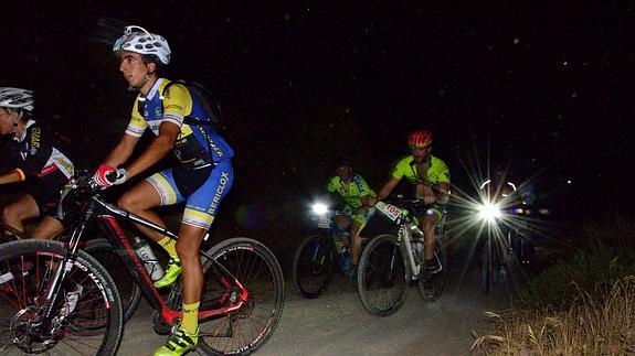La prueba 'Nocturna Veleta 2015' de bicicleta de montaña se impuso a los elementos.