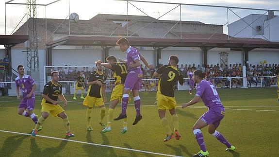 Una jugada del partido de ayer entre el Real Jaén y el Begíjar.