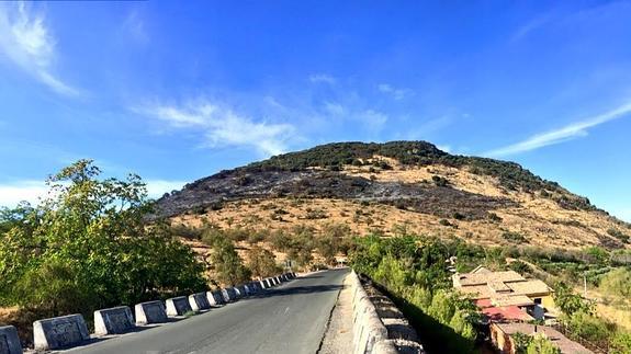 Vista del monte tras las acción de las llamas.
