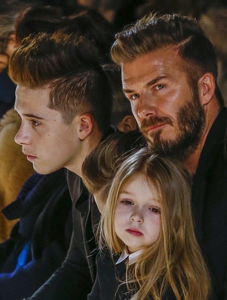 El exfutbolista junto a sus hijos Brooklyn y la pequeña Harper durante un desfile de Victoria Beckham