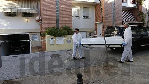 Momento en el que era retirado el cadáver de la vivienda de Armilla 