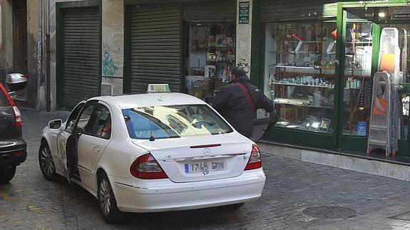 Un taxi circula por una calle de Granada.