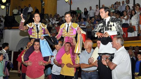 Los tres toreros, a hombros en la corrida de este domingo en Sabiote. 