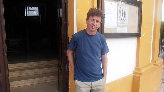 Gabino Diego posa ante las puertas del Ayuntamiento de Peal de Becerro. 