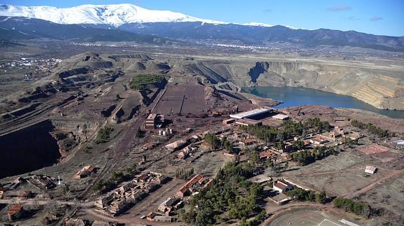 Vista general de la extinta explotación minera de Alquife y del lago creado en el yacimiento. 
