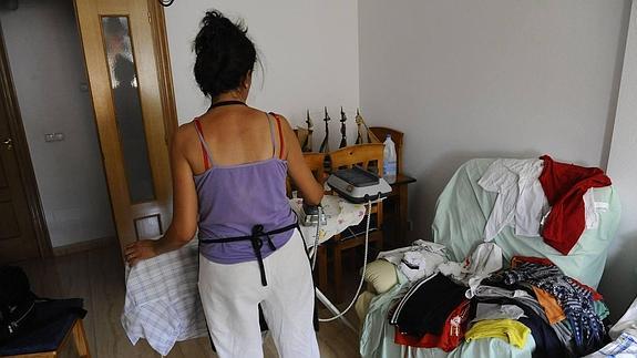 Una mujer realiza tareas domésticas sin tener contrato ni alta en la Seguridad Social.