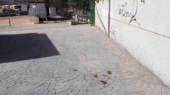 A primera hora de la mañana aún había restos de sangre en el suelo 