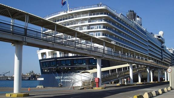 Un crucero en el Puerto de Almería. 