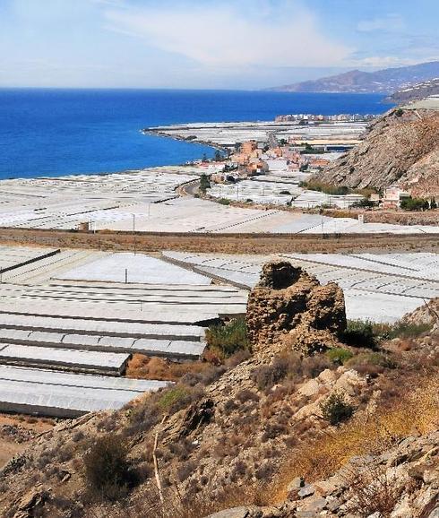 Los restos de la torre de vigilancia de Huarea dominan el delta de la Contraviesa ahora convertido en un mar de plástico. En primer término la torre, le sigue El Pozuelo y continúa La Rábita. Al fondo, Castell de Ferro.