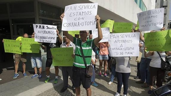 Manifestantes en las puertas de los juzgados sevillanos reclaman la absolución para los okupas. 