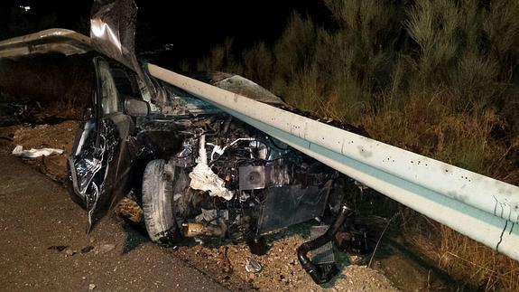 Rescatan a una persona atrapada en un vehículo accidentado