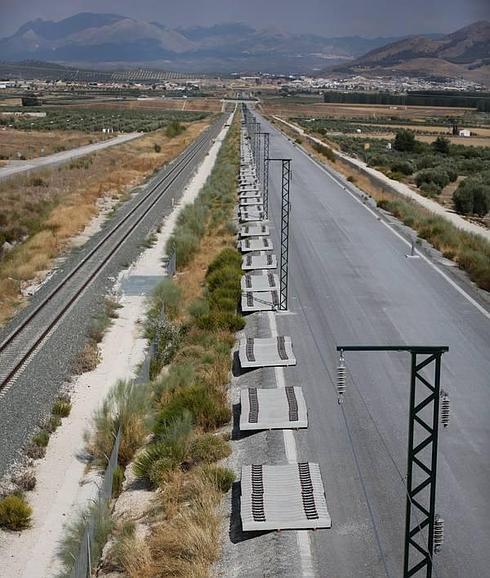 La línea a su paso por Valderrubio, lista para colocar las traviesas, las vías y el cable de la electrificación.