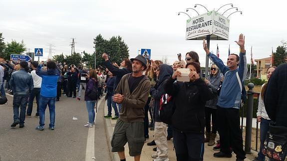 Antitaurinos en la rotonda de entrada a Tordesillas, junto al puente. Lorena Sancho.