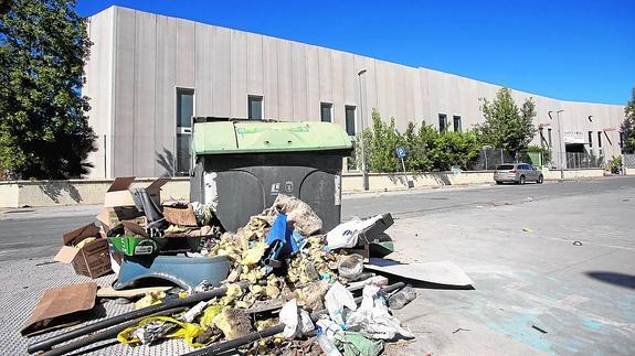 El polígono de Las Algaidas es un 'punto negro' donde se acumula la suciedad, como en esta imagen tomada ayer.