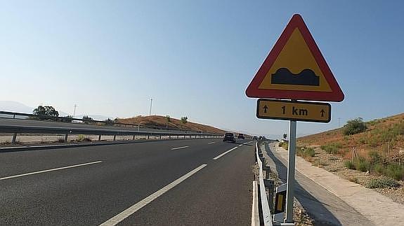 Señalización provisional que alerta del mal estado del firme en el kilómetro 32 de la A-44 sentido Jaén