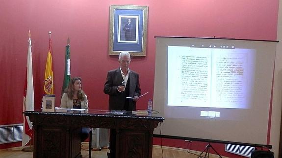 El experto de San Juan de la Cruz, Manuel Hódar, en la presentación del manuscrito 'Dichos de Amor y Luz' el pasado noviembre. 