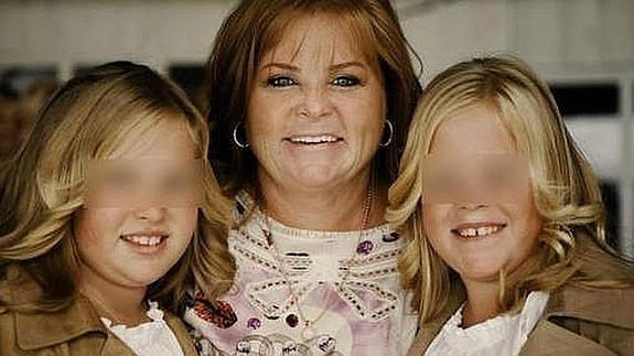 Mireille Gram con sus dos hijas gemelas.