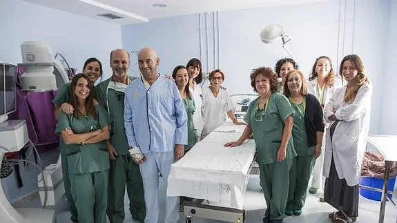 El doctor Abdallah, junto al paciente Rafael Amat y las demás especialistas, enfermeras y auxiliares que han atendido al enfermo en el Hospital Virgen de las Nieves.