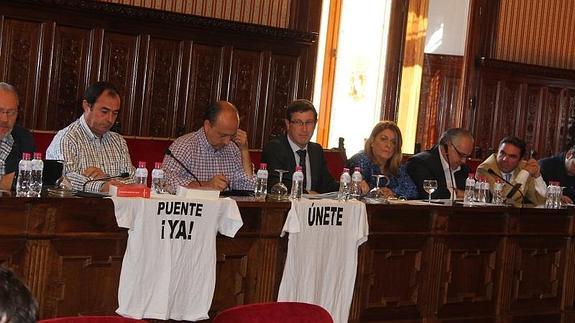 Diputados del PP con camisetas de apoyo al puente 
