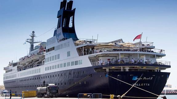 El buque 'Saga Pearl II' atracado en el puerto de Motril, inaugurando la temporada de cruceros. 