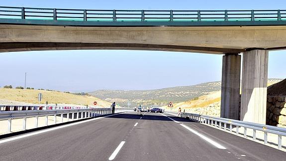 Vista del tramo de más de 13 kilómetros de la Autovía del Olivar entre el enlace sur de Puente del Obispo y Torrequebraílla, una vez inaugurado. 