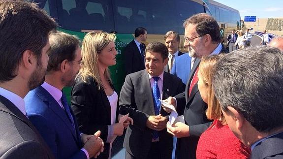 La alcaldesa de Baeza entrega una carta a Rajoy y pide un enlace a ciudad desde A-32