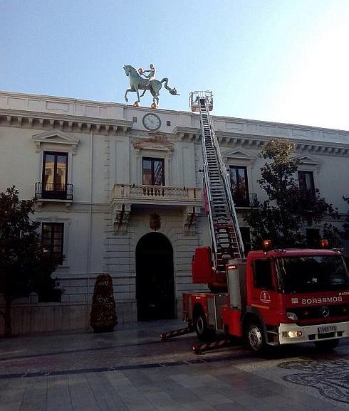 Los bomberos han actuado en la fachada principal