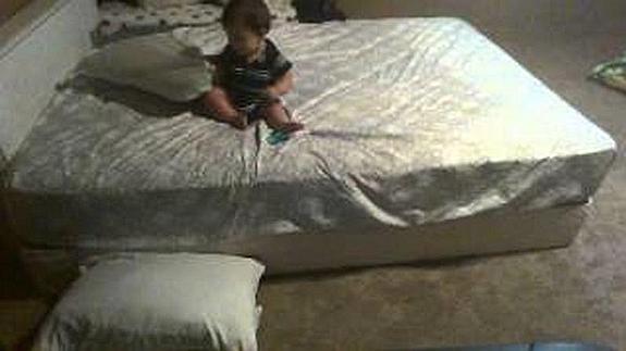 El "bebé genio" que idea un plan perfecto para escaparse de la cama de sus padres