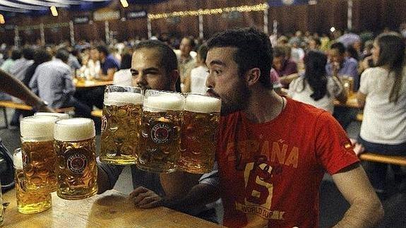 La 'barriga cervecera' no sale por beber cerveza