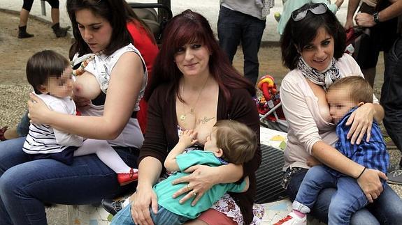 Madres participantes en la 'tetada pública', en el Parque García Lorca 