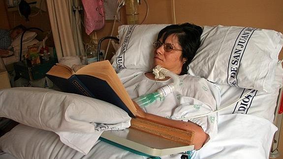 Inmaculada Echevarría, postrada en una cama del hospital San Juan de Dios, en octubre de 2006 