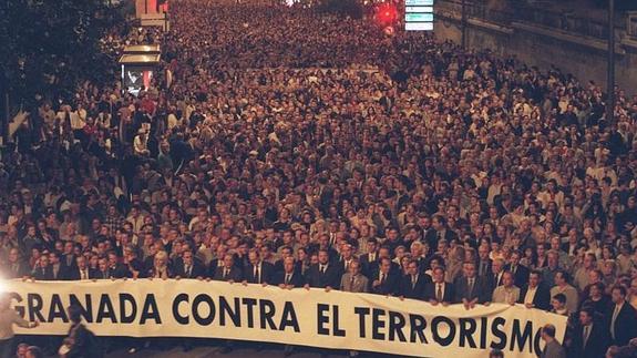 Miles de personas se manifiestan por las calles de Granada, en repulsa por el asesinato del jefe fiscal del TSJA, Luis Portero, un día después de su asesinato 