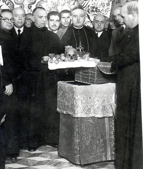 El arzobispo de Granada Balbino Santos Olivera junto a las reliquias de San Juan de Dios. La arqueta no se abría desde mayo de 1923