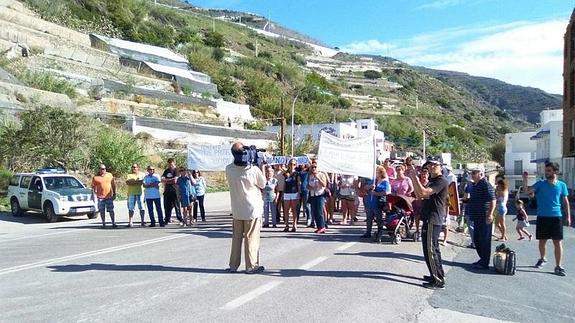 Los vecinos han cortado la antigua nacional 340 