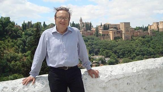 Gregorio Morales, en la foto que sirve de soporte para el homenaje. 