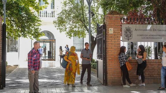 Ciudadanos, ante la puerta de las oficinas municipales de Mondragones. 